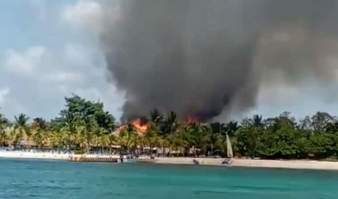 Turistas son desalojados tras un incendio en palapa de un hotel de Cozumel