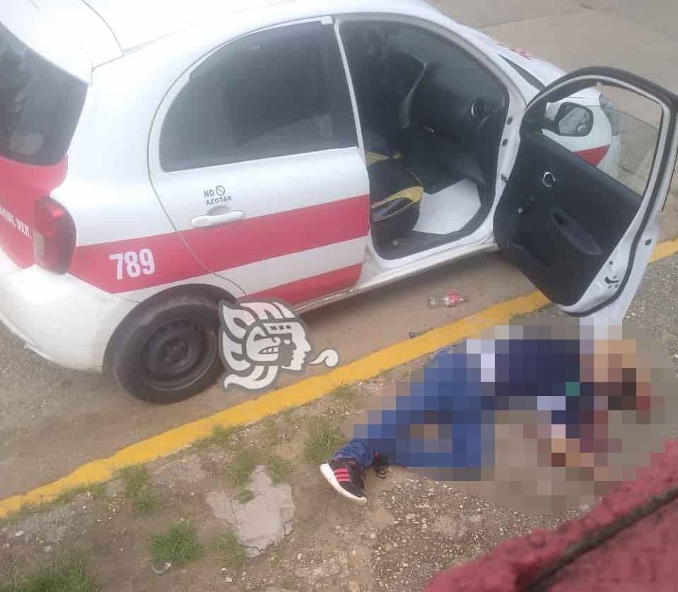 Asesinan a sujeto al pie de un taxi en Cosoleacaque