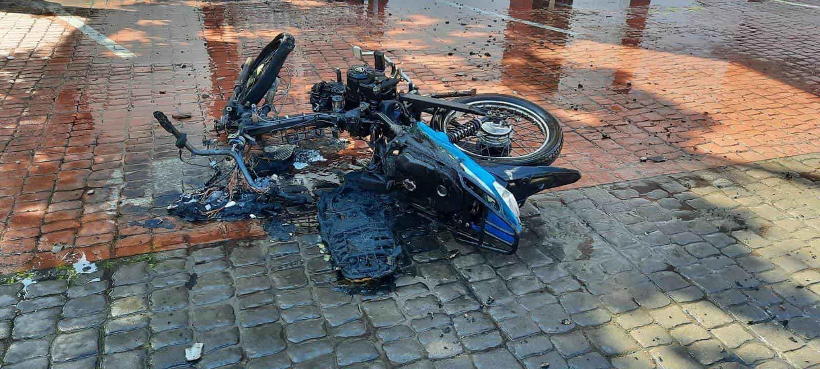 ¡Ya no llegó al mecánico! Se incendia motocicleta en calles del centro de Veracruz