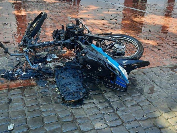 ¡Ya no llegó al mecánico! Se incendia motocicleta en calles del centro de Veracruz