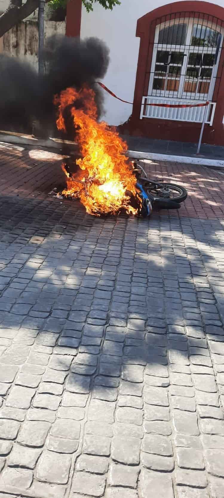 ¡Ya no llegó al mecánico! Se incendia motocicleta en calles del centro de Veracruz