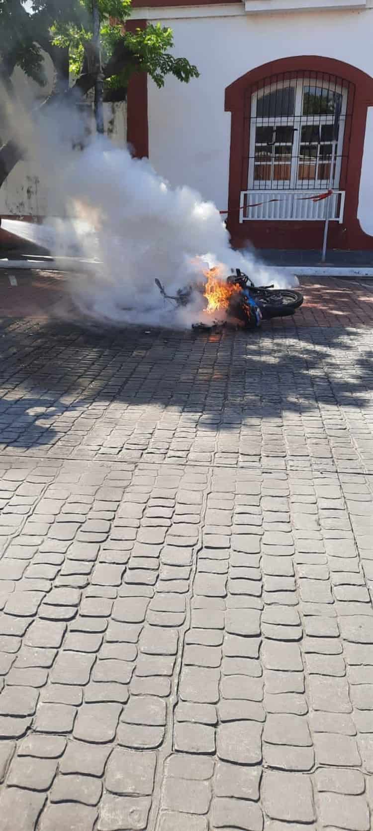 ¡Ya no llegó al mecánico! Se incendia motocicleta en calles del centro de Veracruz