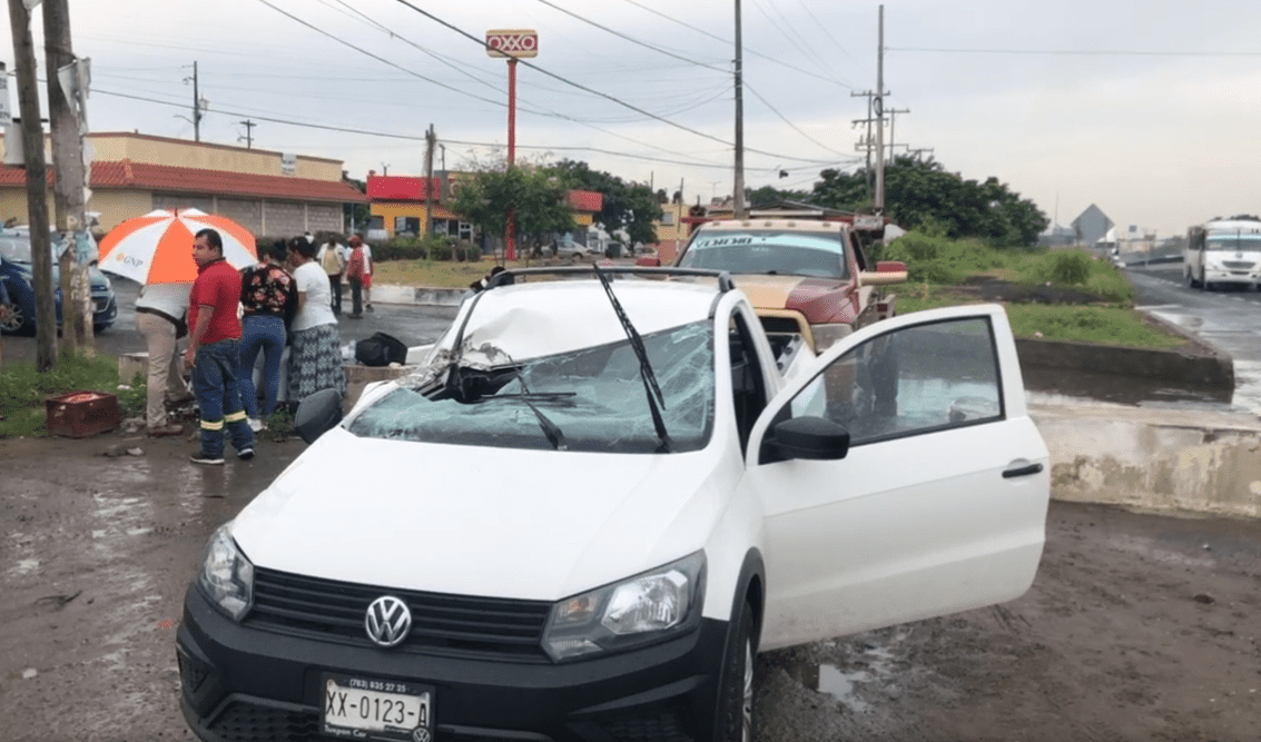 (+Video) Vuelca camioneta en la carretera federal Veracruz – Cardel