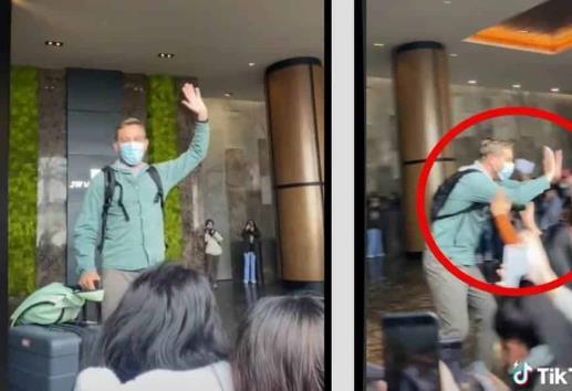 Lo confunden con un famoso, saluda a los fans y se hace viral