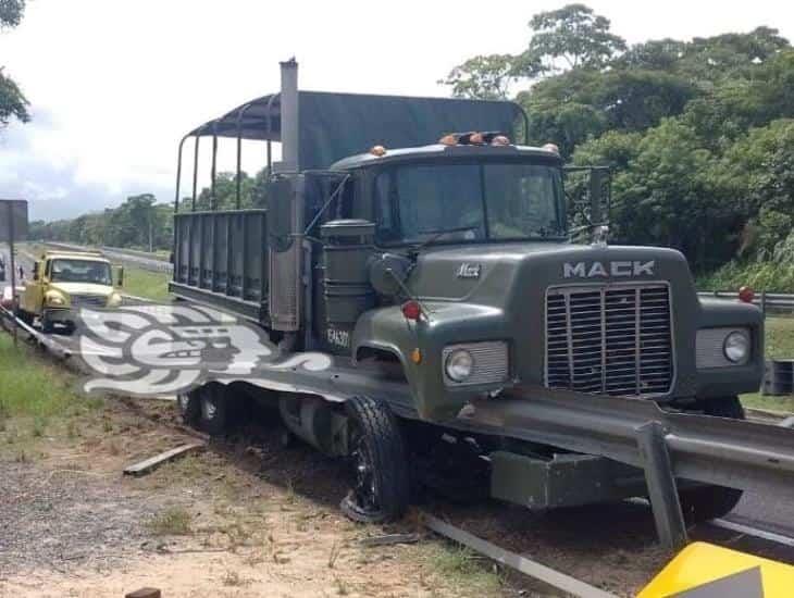 Se accidenta unidad del Ejército sobre la carretera Costera del Golfo