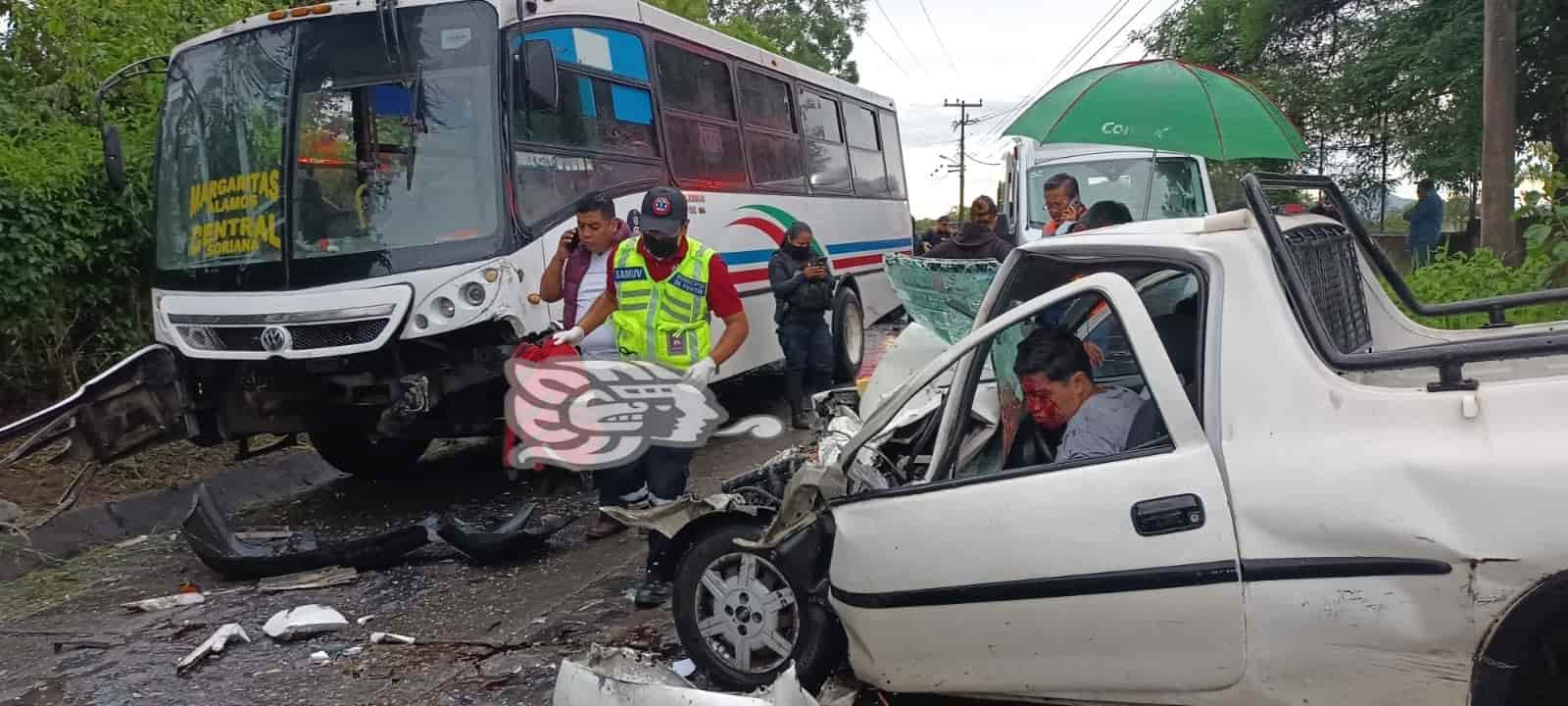 Chocan camioneta y autobús en calles de Fortín; hay dos heridos