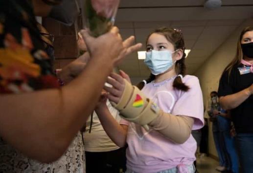 VIDEO: Sobreviviente del tiroteo en primaria de Texas por fin dejó el hospital