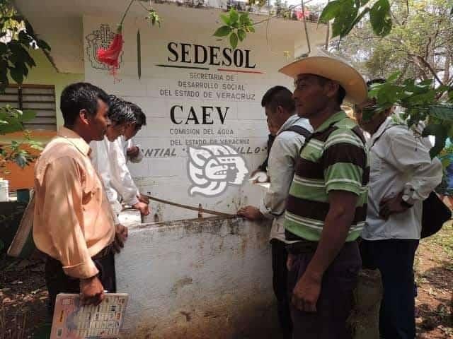 Cierran válvulas por mantenimiento de línea general de agua en Acayucan