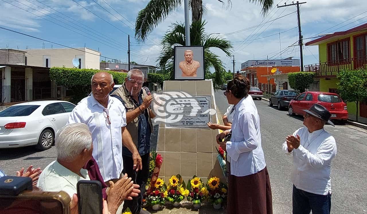 Devela Manuel Huerta busto de Gustavo Moreno en Misantla