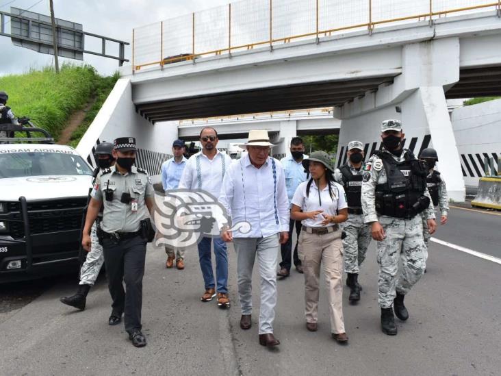 Ken Salazar inspeccionó retén migratorio en el sur de Veracruz