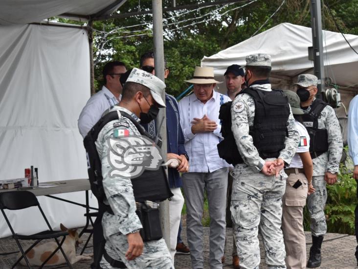 Ken Salazar inspeccionó retén migratorio en el sur de Veracruz