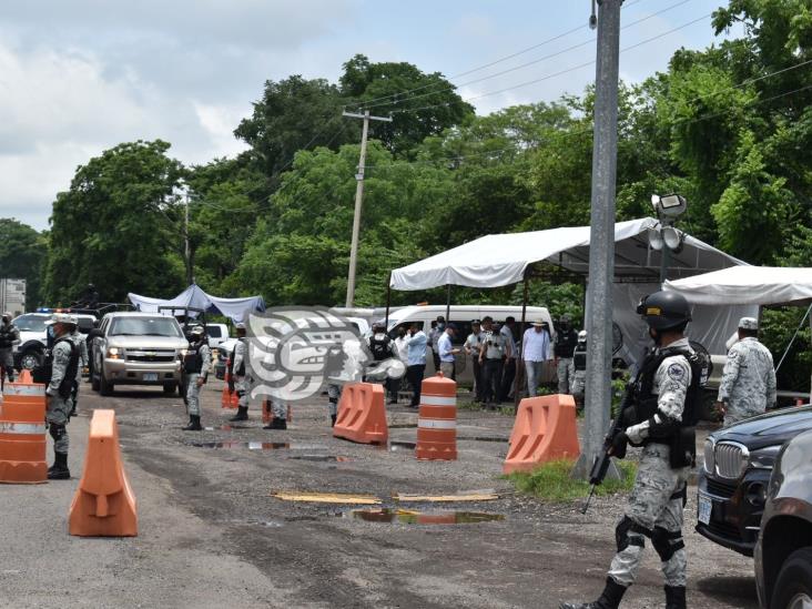 Ken Salazar inspeccionó retén migratorio en el sur de Veracruz