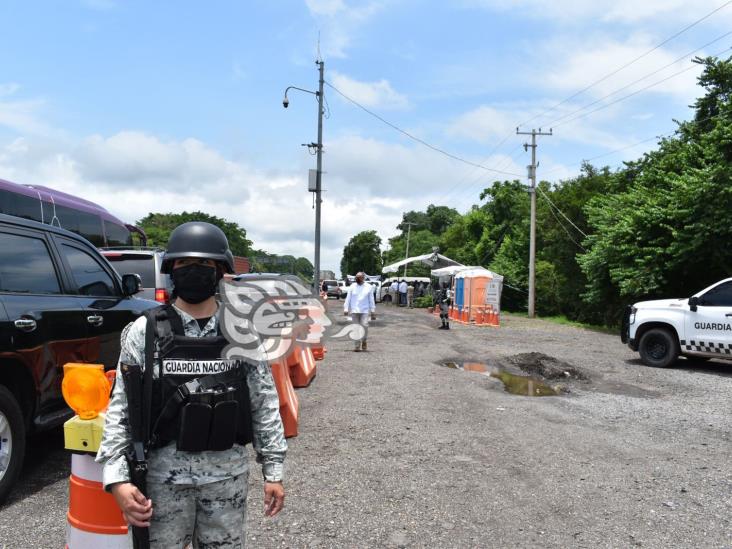 Ken Salazar inspeccionó retén migratorio en el sur de Veracruz