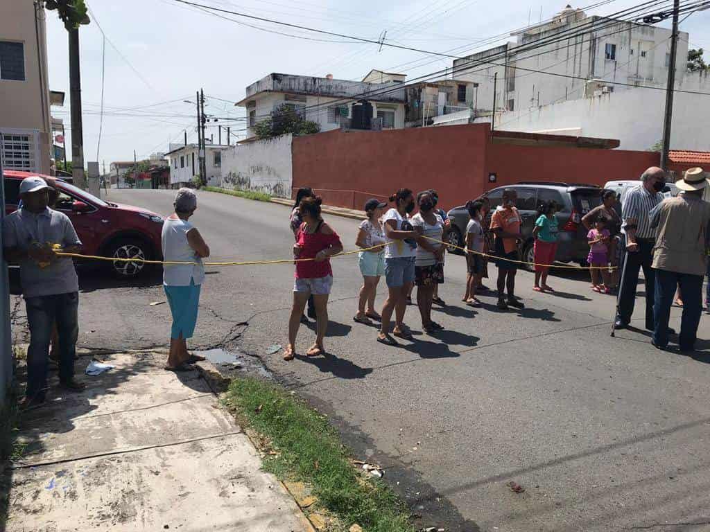 Habitantes bloquean calle de la colonia Manuel Nieto ante falta de energía eléctrica