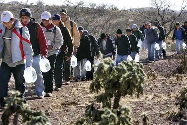 Traficantes llevan a migrantes por caminos de dolor y muerte: Ken Salazar