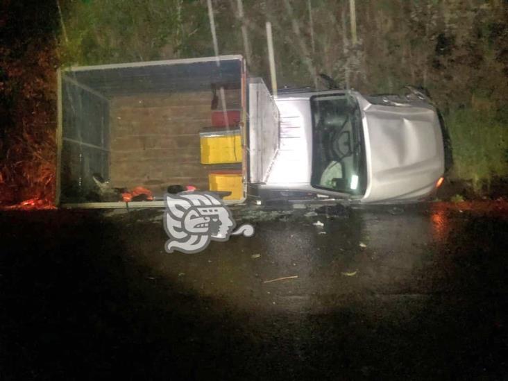 Vuelca camioneta en la carretera Xalapa- Alto Lucero