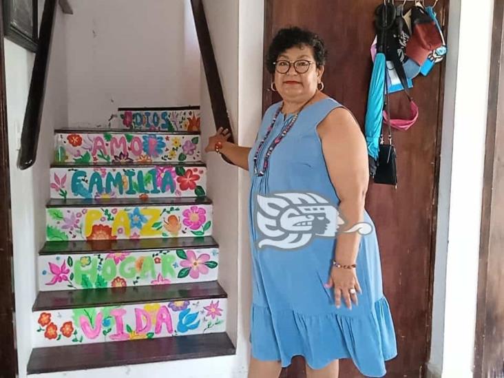 (+Video) Madre decora la tumba de su hijo en panteón de villa Allende