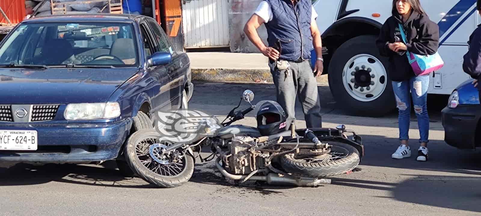 ¡Encontronazo! Motociclista choca contra automóvil en Xalapa