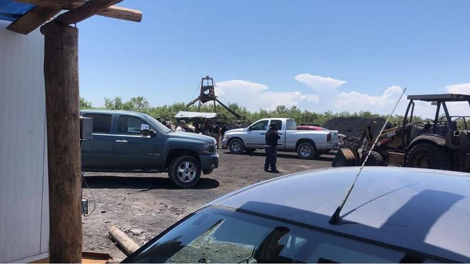 (+Video) Quedan atrapados 11 mineros tras derrumbe de un pozo en Coahuila