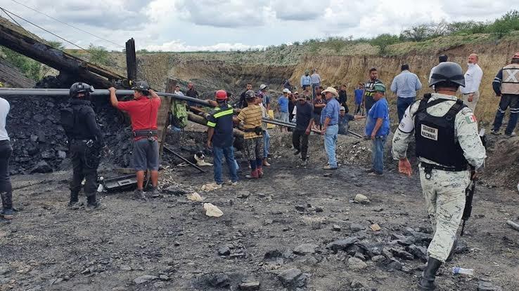 (+Video) Quedan atrapados 11 mineros tras derrumbe de un pozo en Coahuila