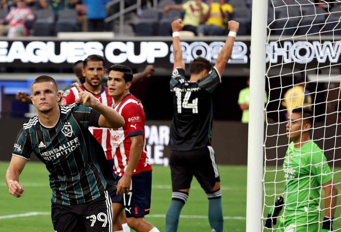 Con Chicharito, LA Galaxy exhibe mal momento de Chivas