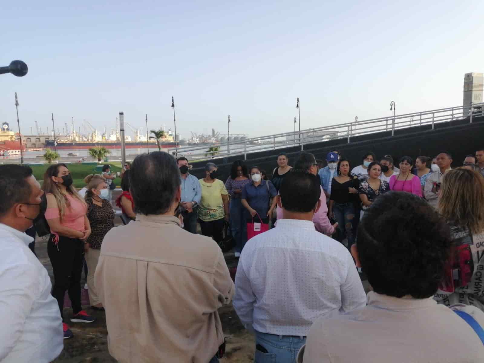 Se manifiestan trabajadores petroleros en el puerto de Veracruz