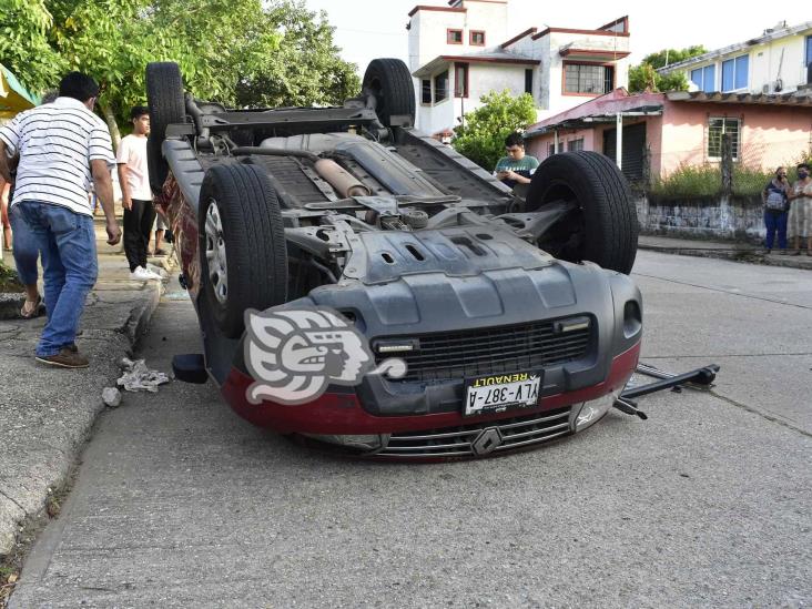 Mujer resulta lesionada deja aparatosa volcadura en Coatzacoalcos 