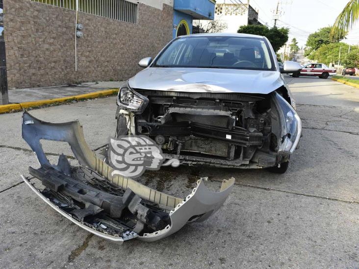 Mujer resulta lesionada deja aparatosa volcadura en Coatzacoalcos 