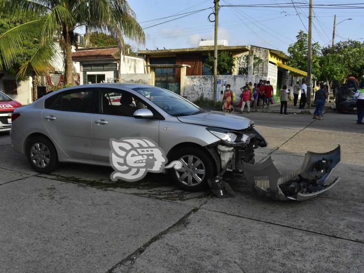 Mujer resulta lesionada deja aparatosa volcadura en Coatzacoalcos 