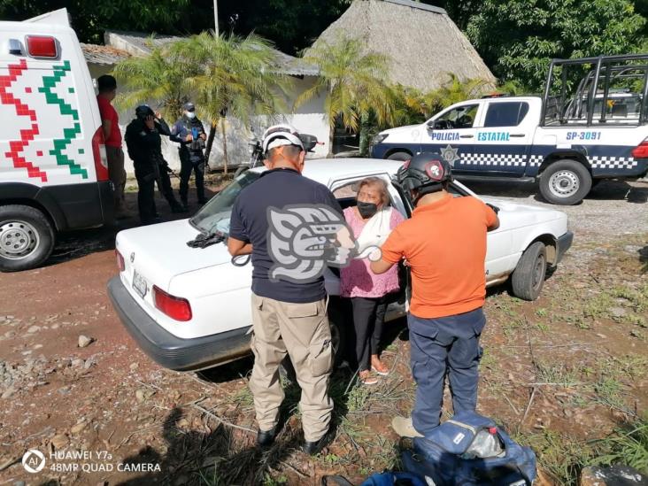 Vuelca camioneta en la Coatepec-Tlaltetela; 2 heridos