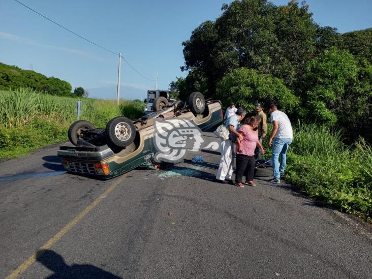 Vuelca camioneta en la Coatepec-Tlaltetela; 2 heridos