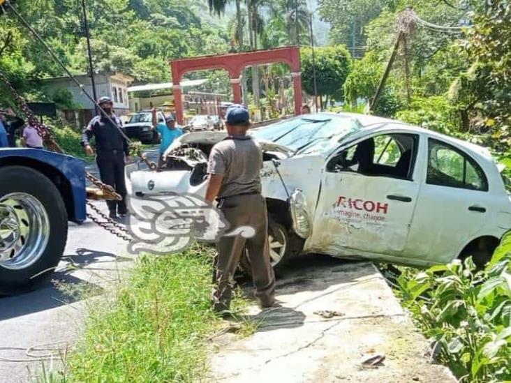 Conductor pierde el control  y cae con todo y auto al río Matzinga