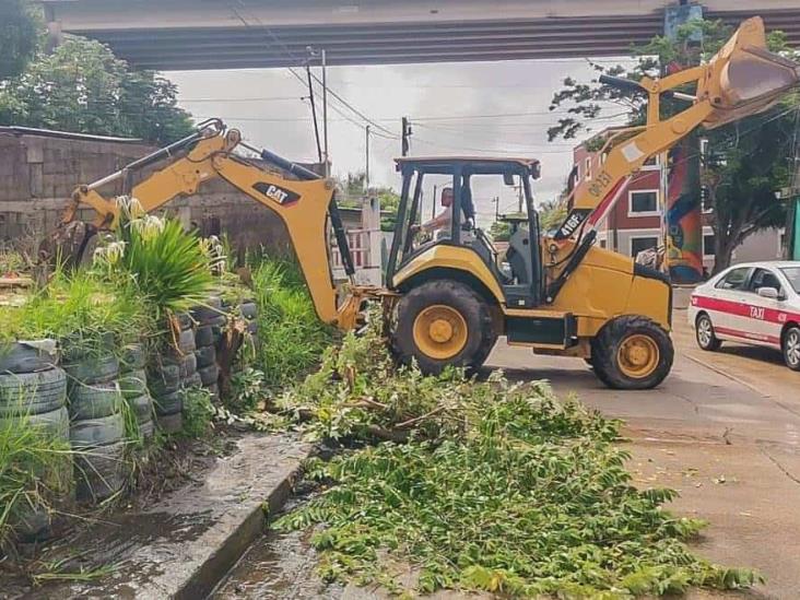 Continúa Ayuntamiento desazolve de canales en la ciudad y Villa Allende 