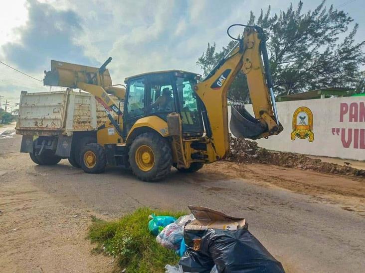 Continúa Ayuntamiento desazolve de canales en la ciudad y Villa Allende 