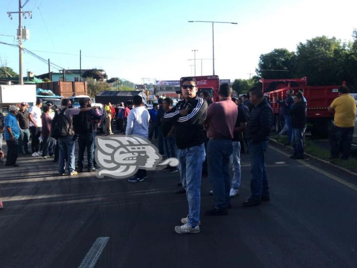 Transportistas bloquean bulevar Xalapa-Banderilla (+Video)