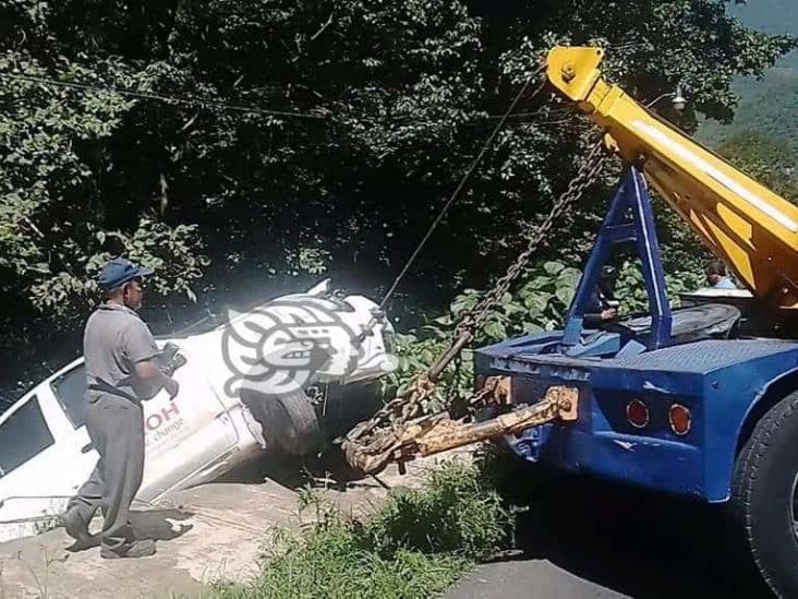 Conductor pierde el control  y cae con todo y auto al río Matzinga