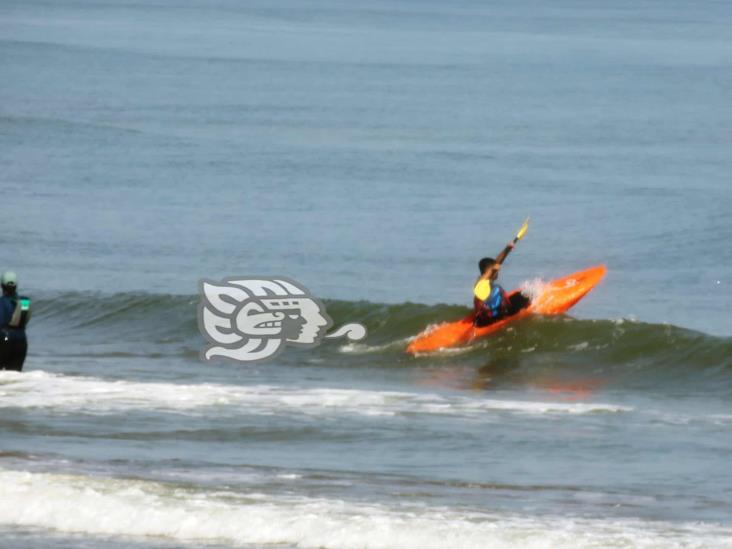 Kayakistas aprovechan favorable clima en playas de Coatzacoalcos