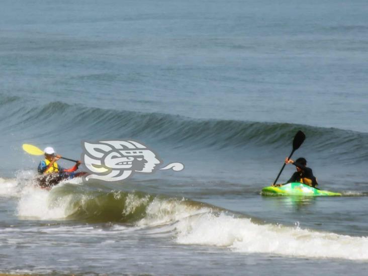 Kayakistas aprovechan favorable clima en playas de Coatzacoalcos