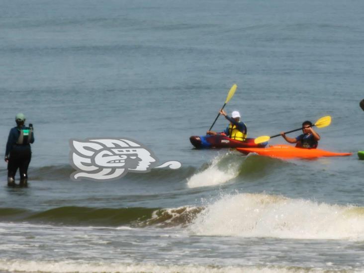 Kayakistas aprovechan favorable clima en playas de Coatzacoalcos