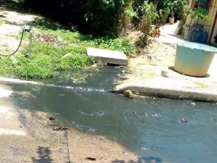 Se ‘inundan’ calles de aguas negras en Agua Dulce, vecinos en riesgo de enfermarse