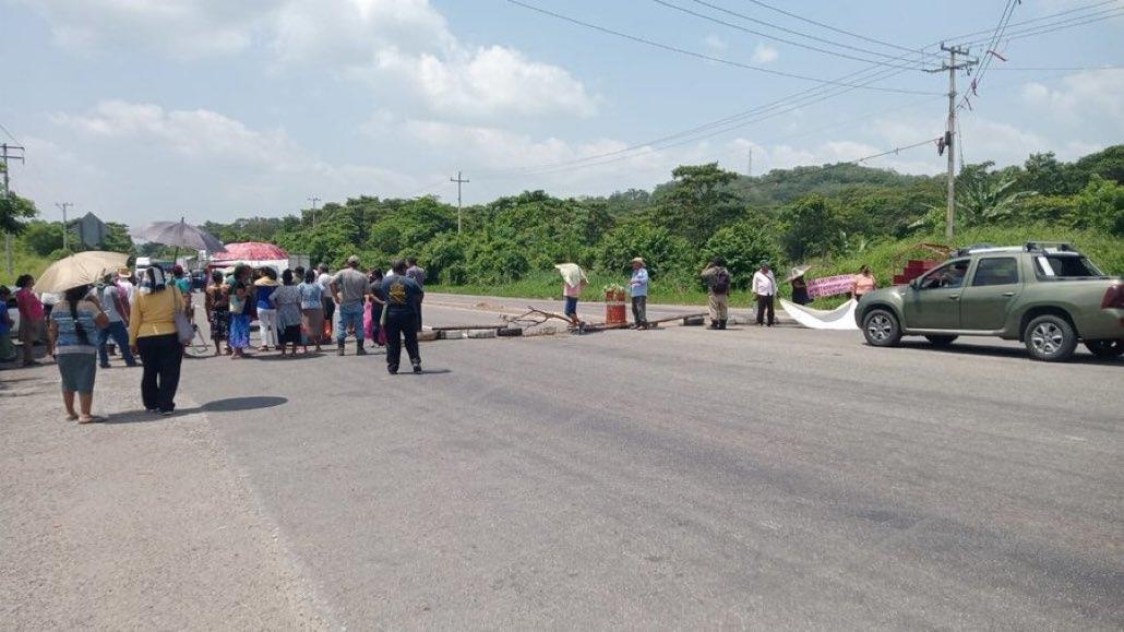 Bloquean tramo Coatzacoalcos-Salina Cruz por inconformidad con CFE