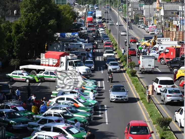 Transportistas bloquean bulevar Xalapa-Banderilla (+Video)