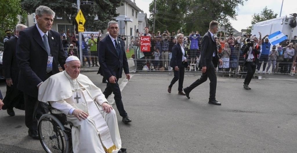 Papa Francisco nombra como cuidador personal a enfermero que le salvó la vida