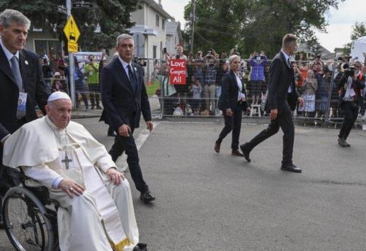 Papa Francisco nombra como cuidador personal a enfermero que le salvó la vida
