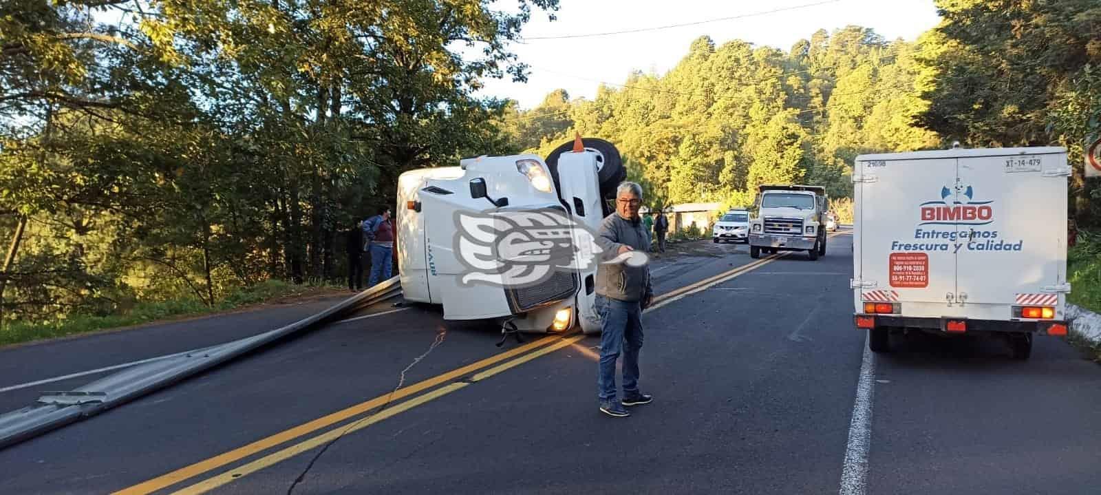 Tráiler volcó en curvas de Toxtlacuaya de la Xalapa-Perote