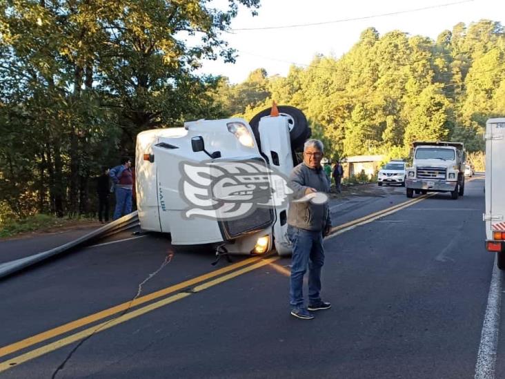 Tráiler volcó en curvas de Toxtlacuaya de la Xalapa-Perote