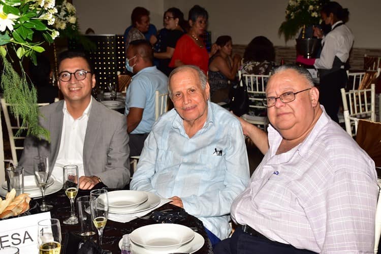 Realizan reencuentro exalumnos de la generación 1988-1992 de la FACICO UV