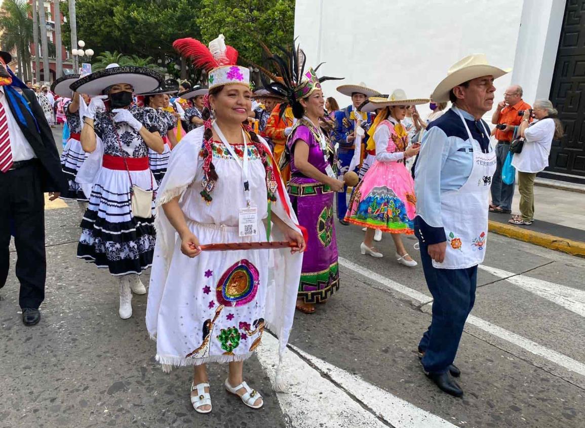 Realizan desfile de trajes típicos de México en el centro de Veracruz(+video)