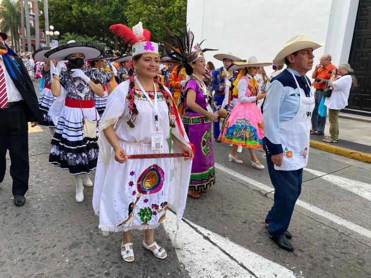 Realizan desfile de trajes típicos de México en el centro de Veracruz(+video)