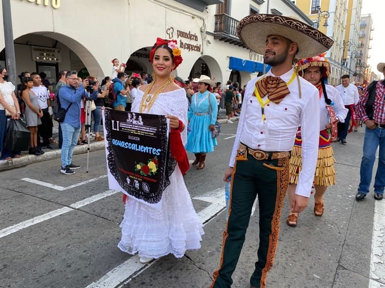 Realizan desfile de trajes típicos de México en el centro de Veracruz(+video)